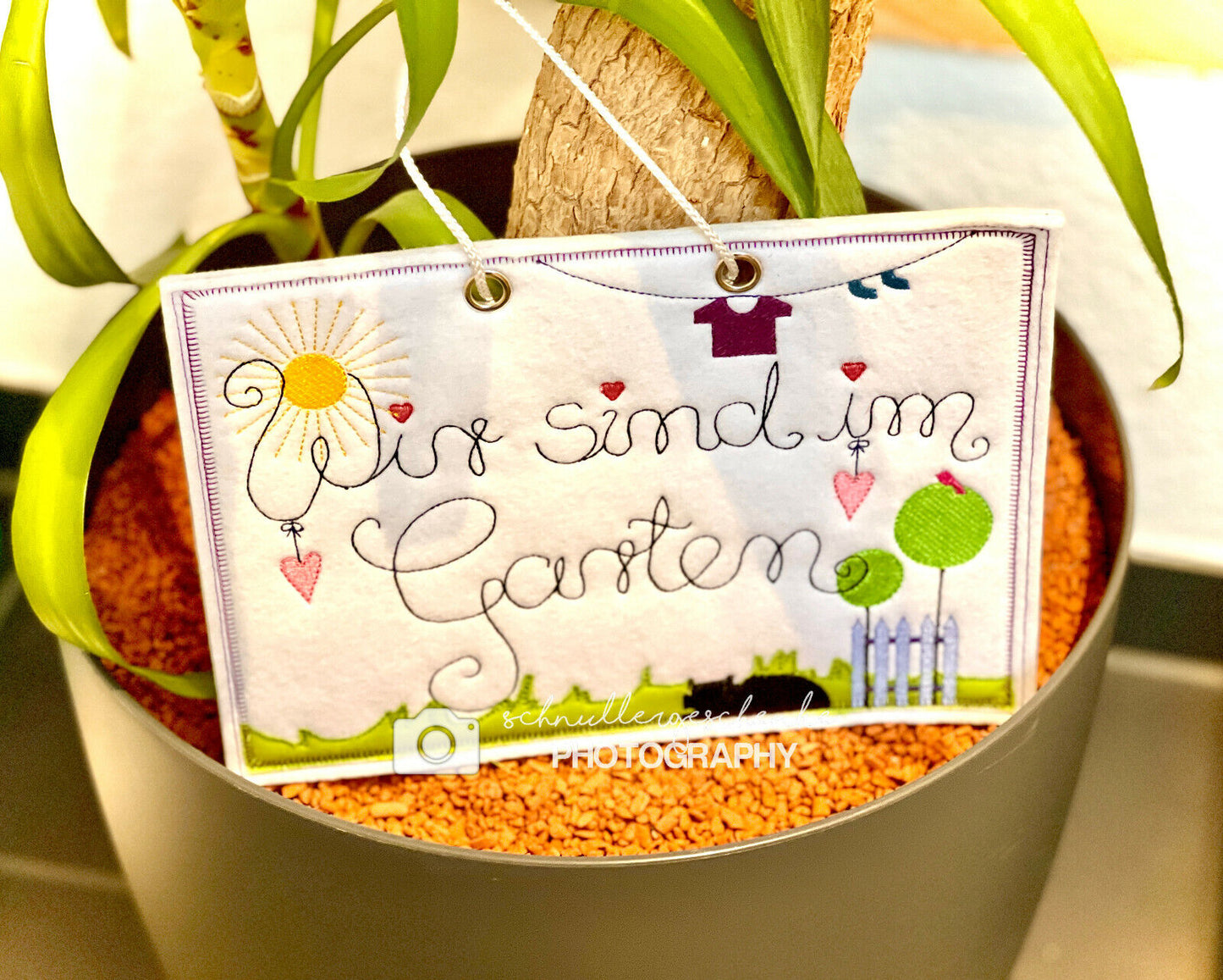 Gartenschild Wir sind... - Schild aus Filzstoff, bestickt, Sommer, Sonne, Garten