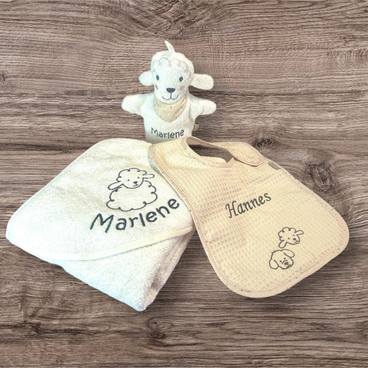 Sterntaler Geschenk-Set Schaf Flocke, Latz, Kapuzenhandtuch und Spielwaschhandschuh mit Namen personalisiert