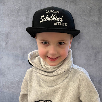 Schulkind Snapback Cap mit Name und Schuljahr, Schwarz mit Stickerei, Verstellbare Größe, Einschulungsgeschenk