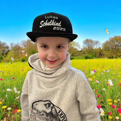 Schulkind Snapback Cap mit Name und Schuljahr, Schwarz mit Stickerei, Verstellbare Größe, Einschulungsgeschenk