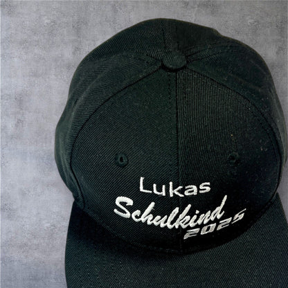 Schulkind Snapback Cap mit Name und Schuljahr, Schwarz mit Stickerei, Verstellbare Größe, Einschulungsgeschenk