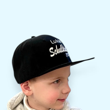 Schulkind Snapback Cap mit Name und Schuljahr, Schwarz mit Stickerei, Verstellbare Größe, Einschulungsgeschenk